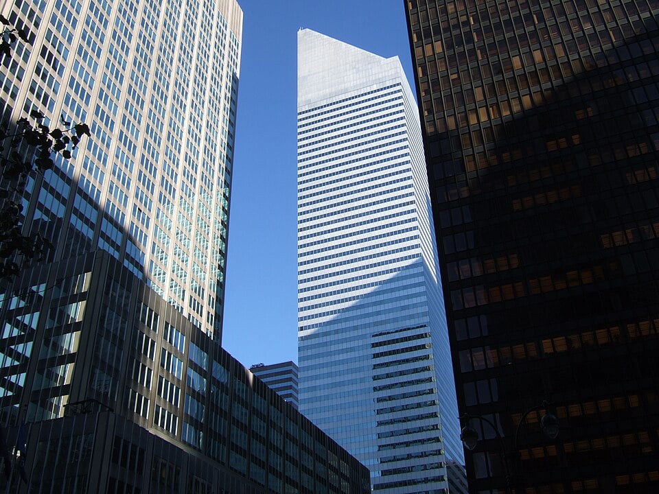 Citicorp Center’s sloping roof and tower between neighboring Manhattan buildings