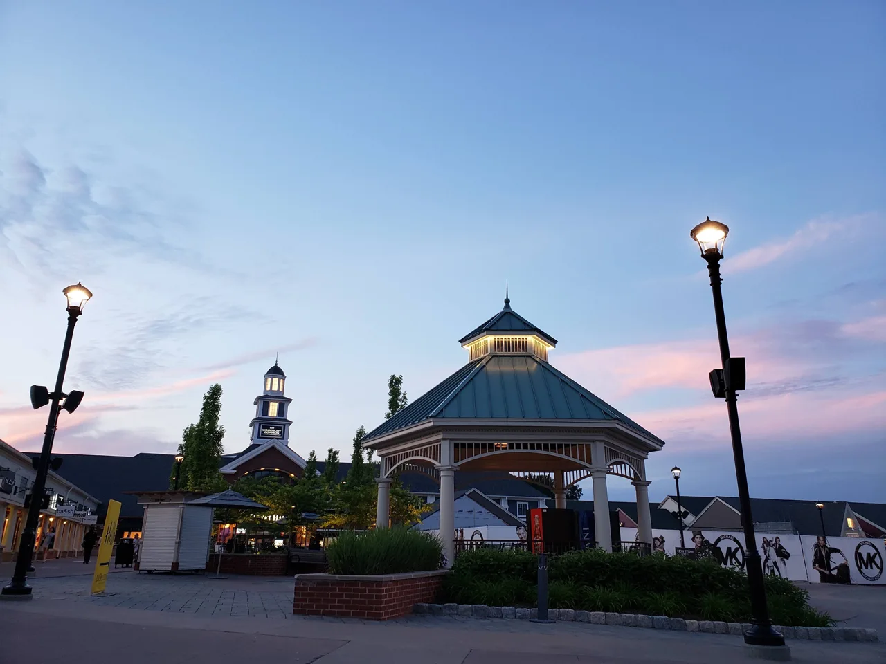 The gazebo and open-air shopping streets in Woodbury Common’s Hudson Valley district
